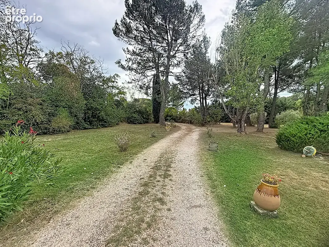Maison d'architecte avec dépendance, piscine et plus de 6 000 m² de terrain - photo 5