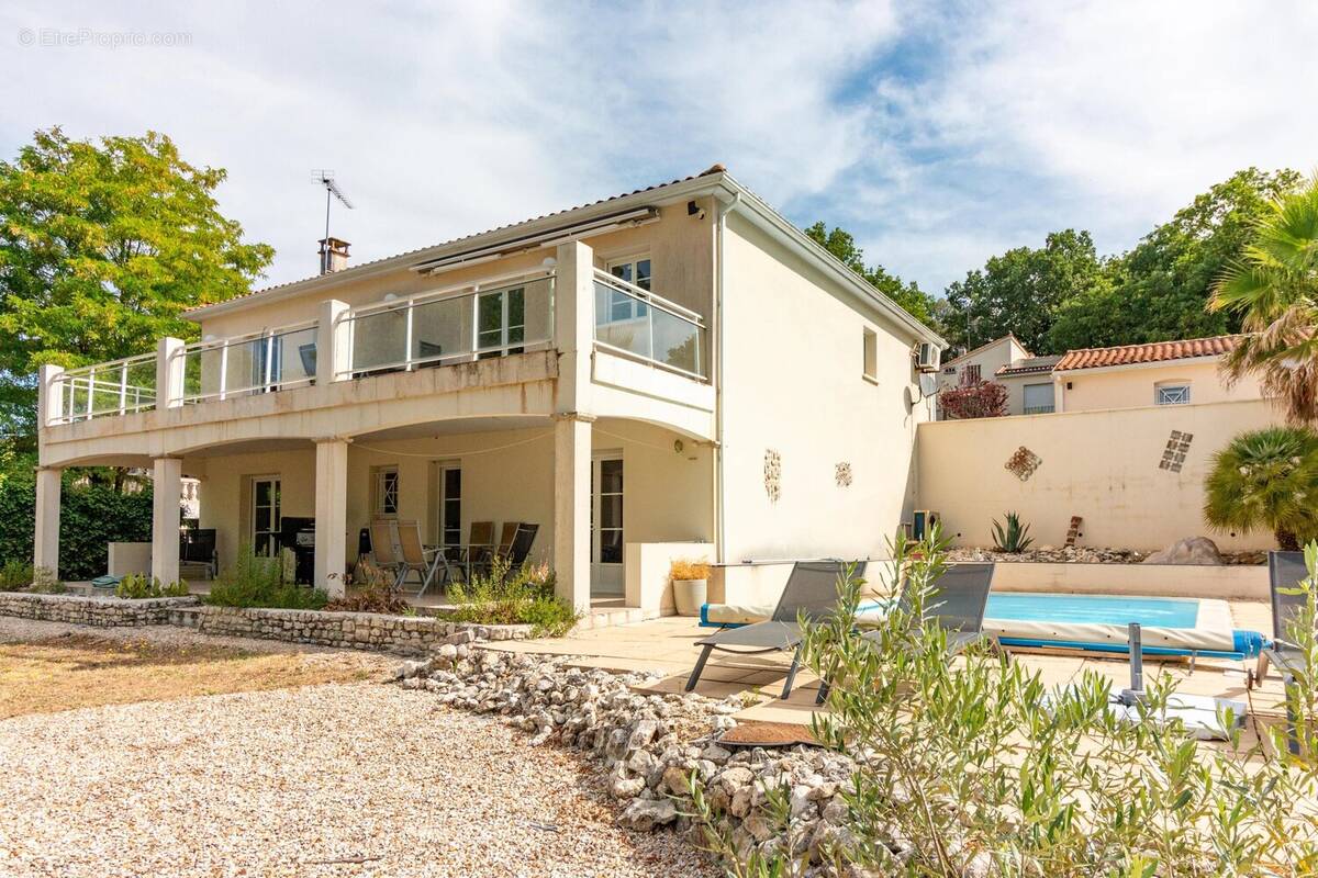 Maison à SAINT-MEME-LES-CARRIERES