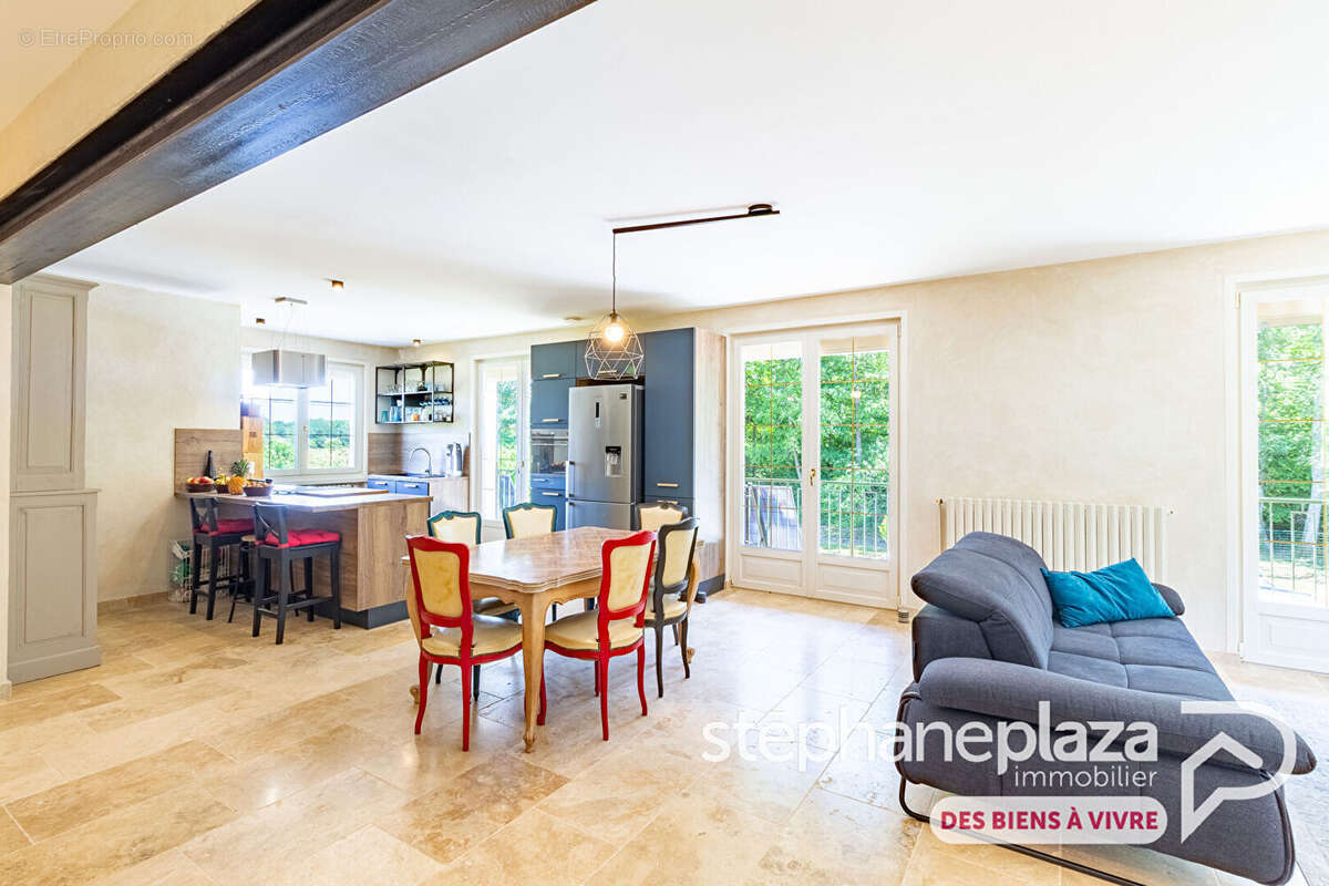 Propriété composée d'une maison entièrement rénovée de 133m² habitables sur 3164m² de terrain, avec piscine ! - photo 3