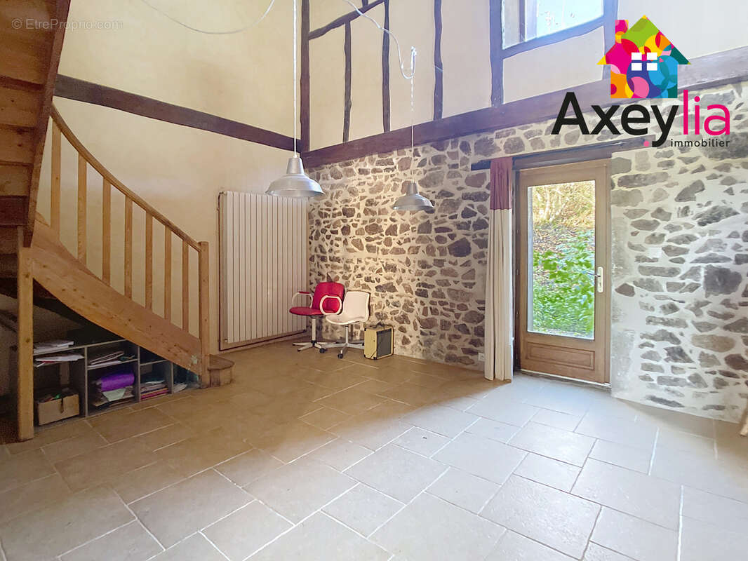 Maison à SAINT-BONNET-DES-QUARTS