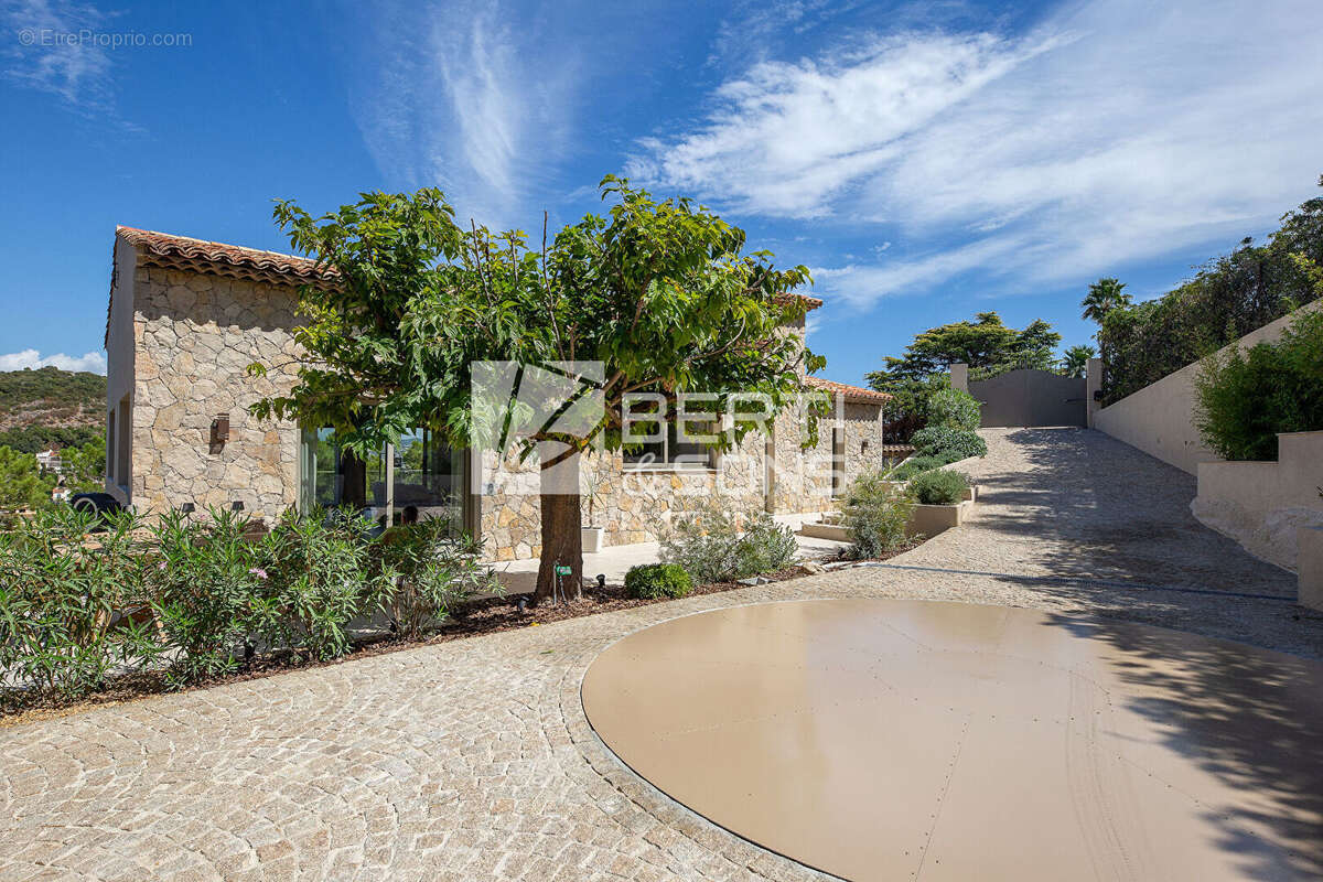 Maison à MANDELIEU-LA-NAPOULE