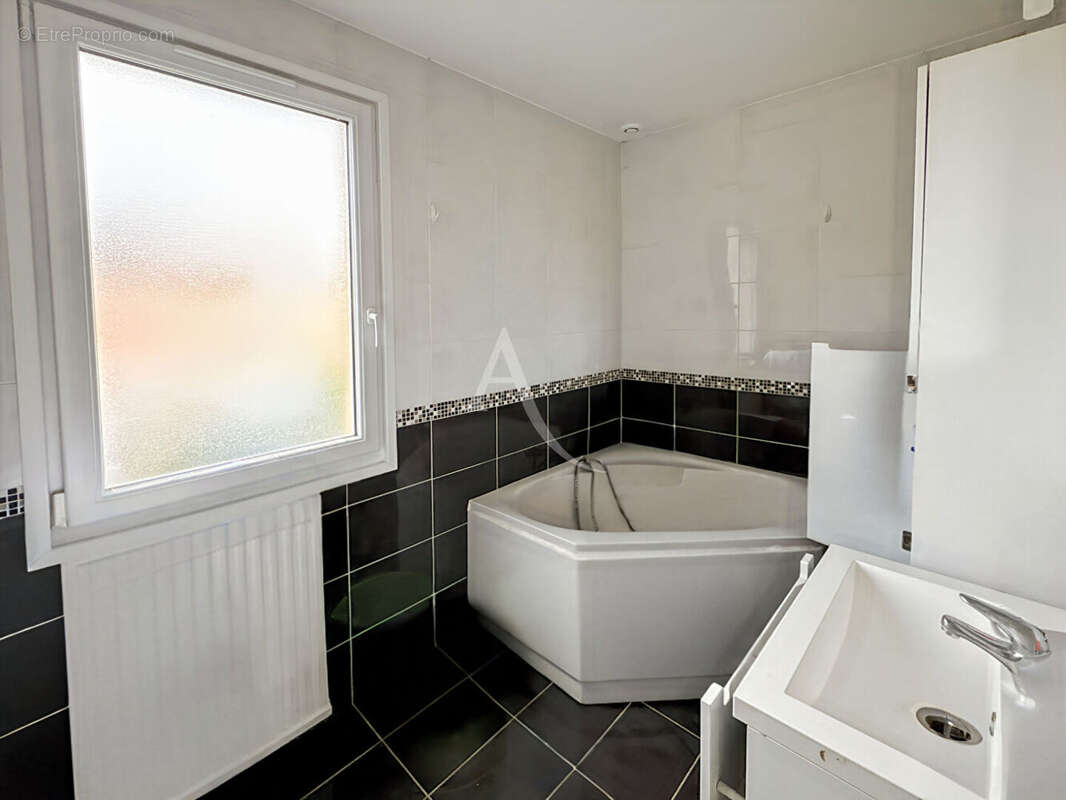 Maison à JOUY-LE-MOUTIER