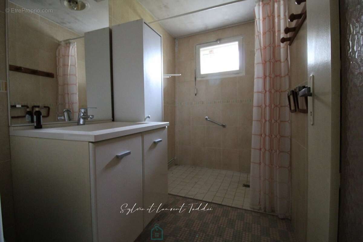 Maison en pierre a renover - environnement calme et preserve - photo 12