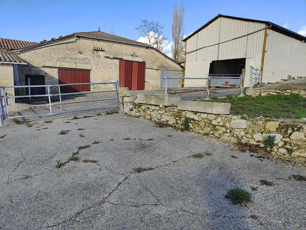 Corps de ferme en pierre 300m²  à  réhabiliter + hangars sur terrain de 6500 m² - photo 7