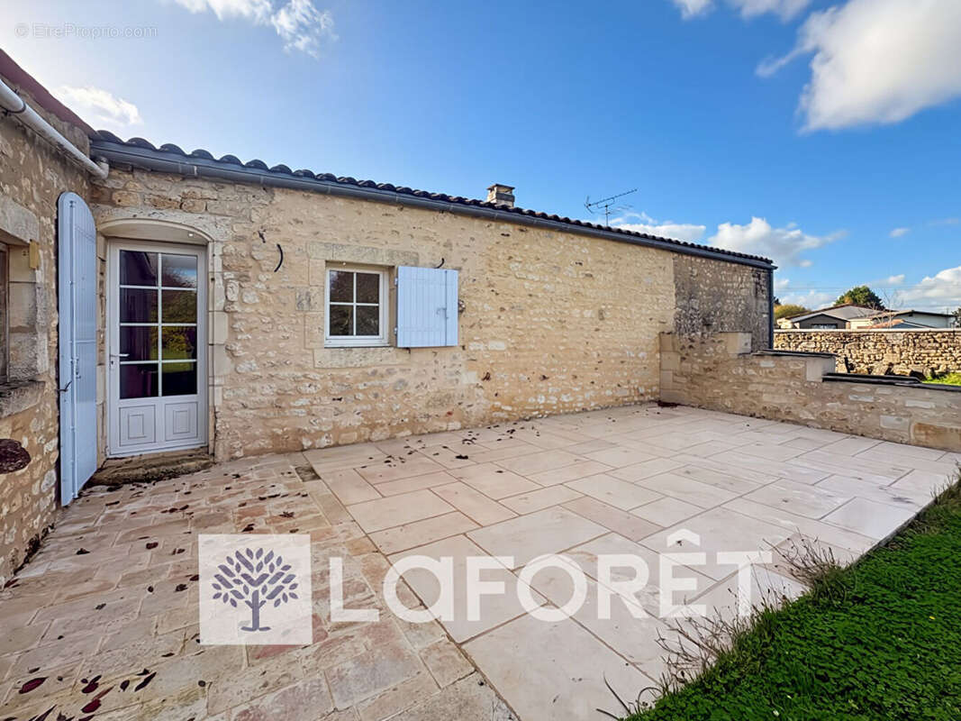 Maison à SAINT-GENIS-DE-SAINTONGE