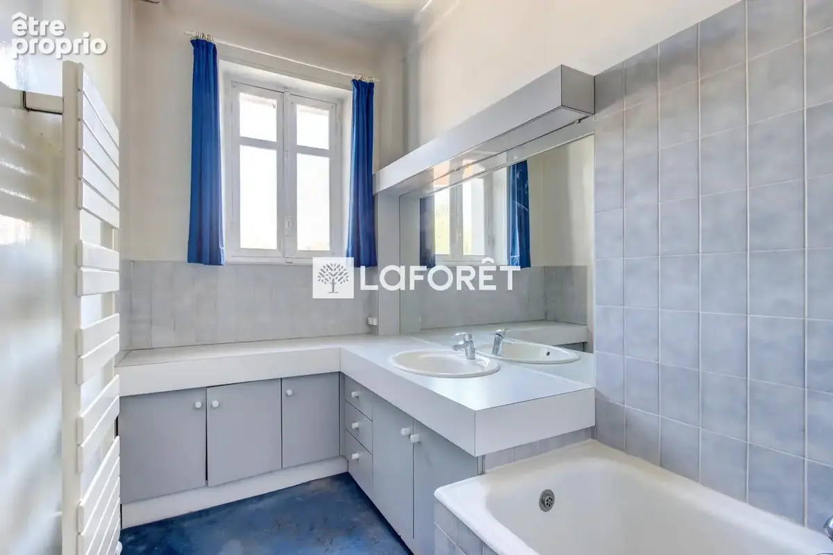 Maison bourgeoise du XIXe siècle de 300m2 quartier St Charles - photo 7