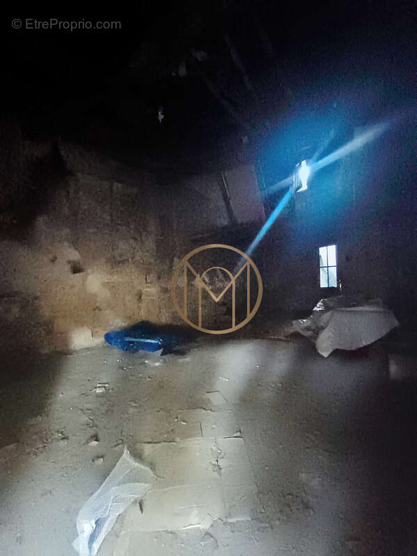 Parking à SAINT-THIBERY