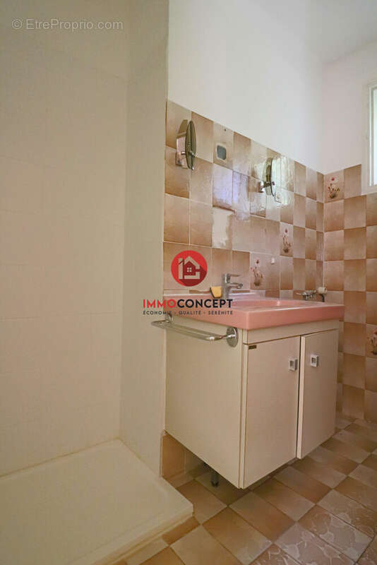 Maison à LAUDUN-L&#039;ARDOISE