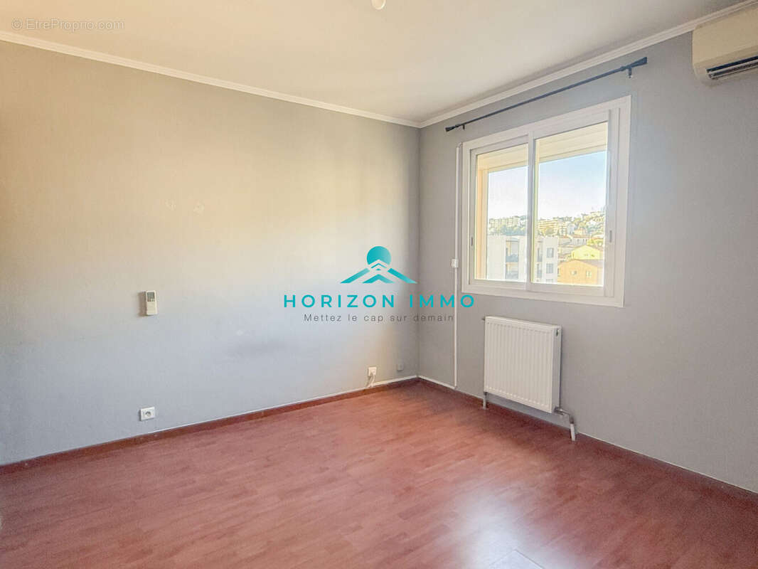 Appartement à SAINT-LAURENT-DU-VAR