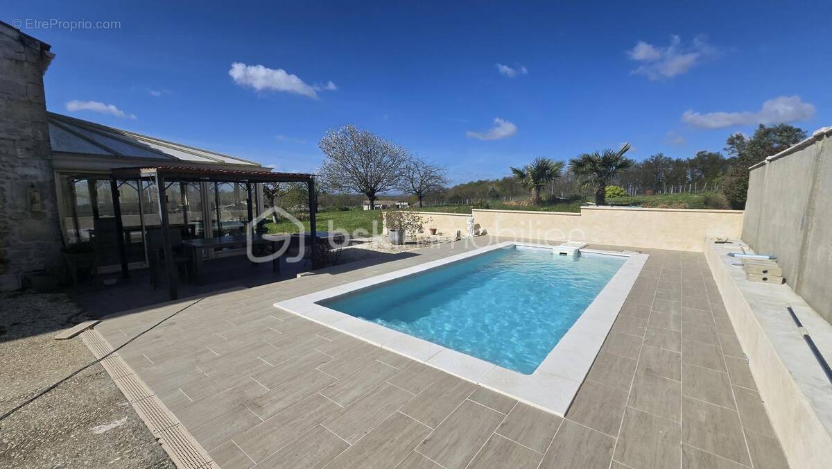 Maison à SAINT-BONNET-SUR-GIRONDE