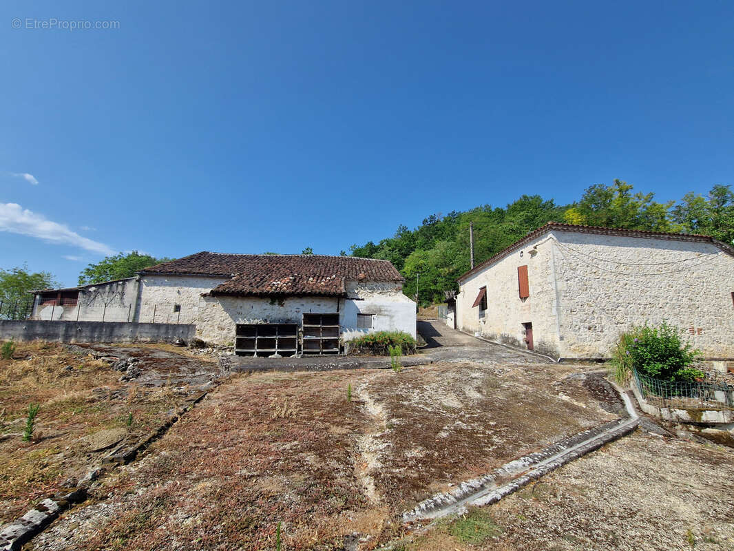 Sur les hauteurs d'Hautefage, vue MAGNIFIQUE. Ensemble immobilier Maison-Grange-Longère en pierre à rénover. - photo 8