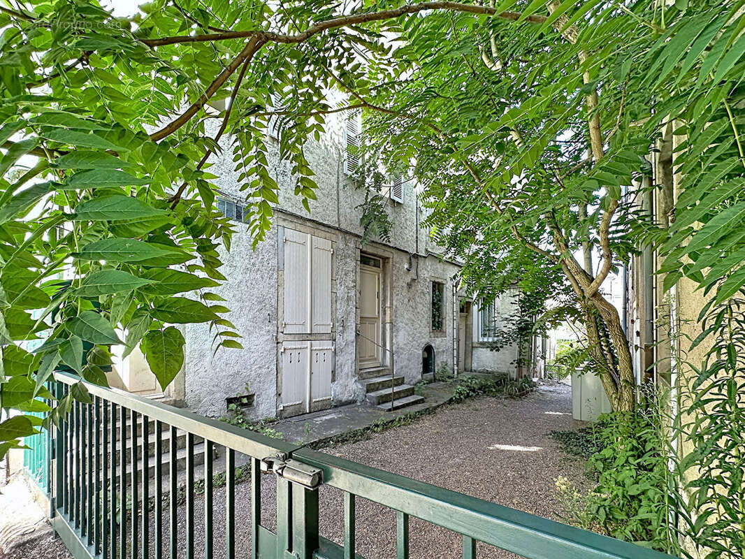DIJON - WILSON (sans nuisances) : Grand Type 2 dans impasse au calme. - photo 3
