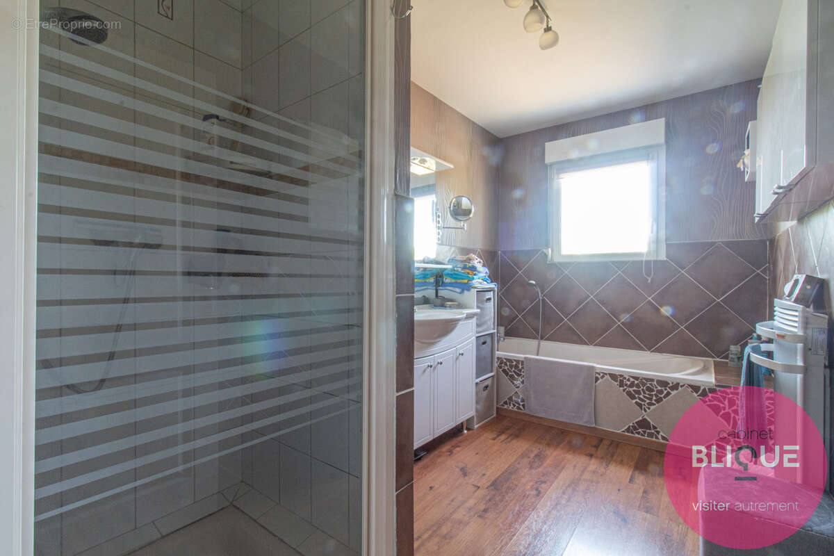 Plain-pied, grand jardin et garages xxl : ici, l'espace a pris ses aises ! - photo 16