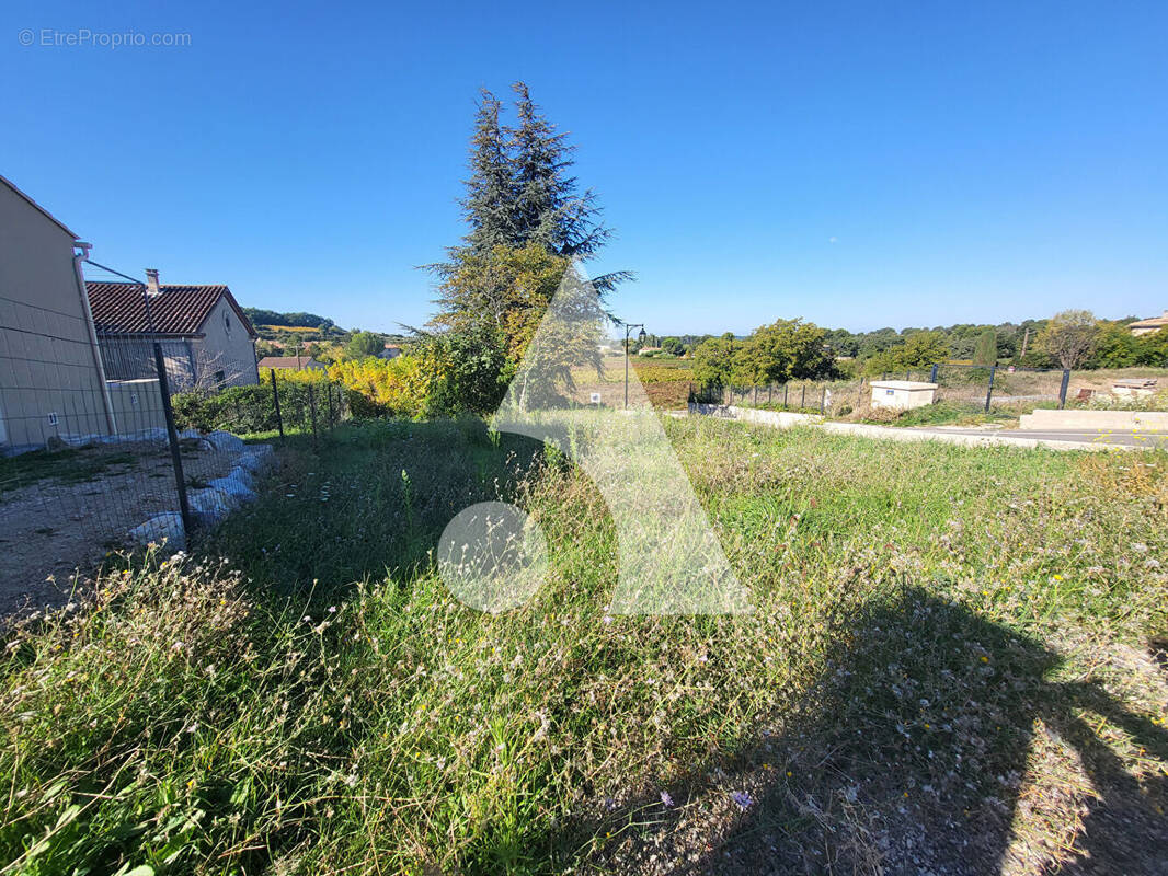 Terrain à MALEMORT-DU-COMTAT