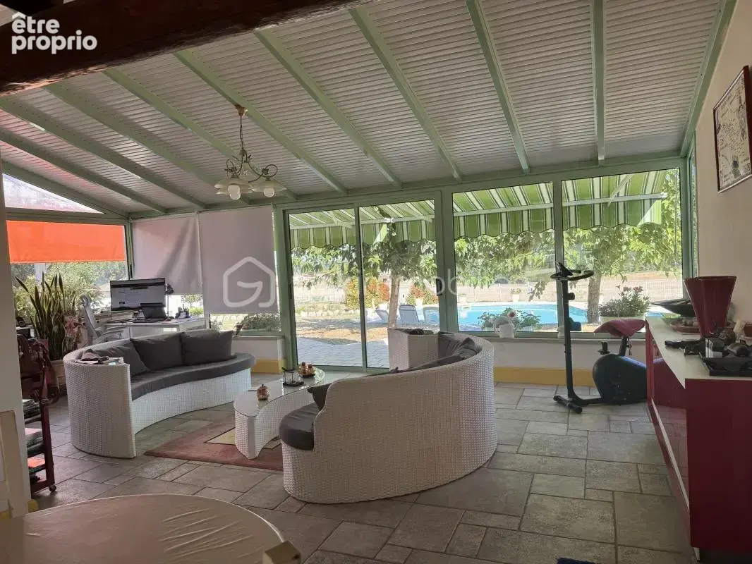 Découvrez la sérénité dans une spacieuse propriété avec piscine, à proximité des commodités ! - photo 10