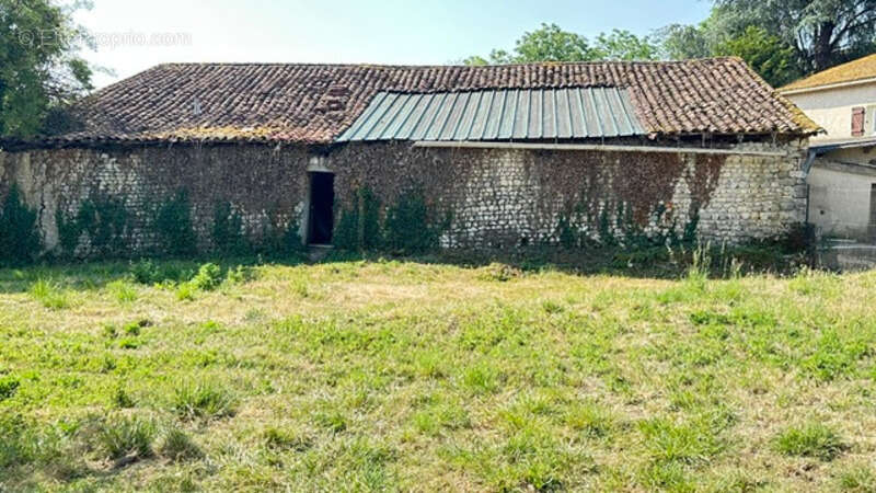  Corps de ferme à rénover – Un fort potentiel au cœur de la campagne CHARMANT (16) - photo 8