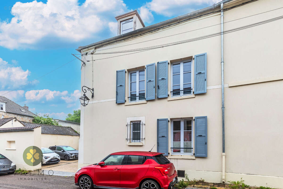 Appartement à NEAUPHLE-LE-CHATEAU