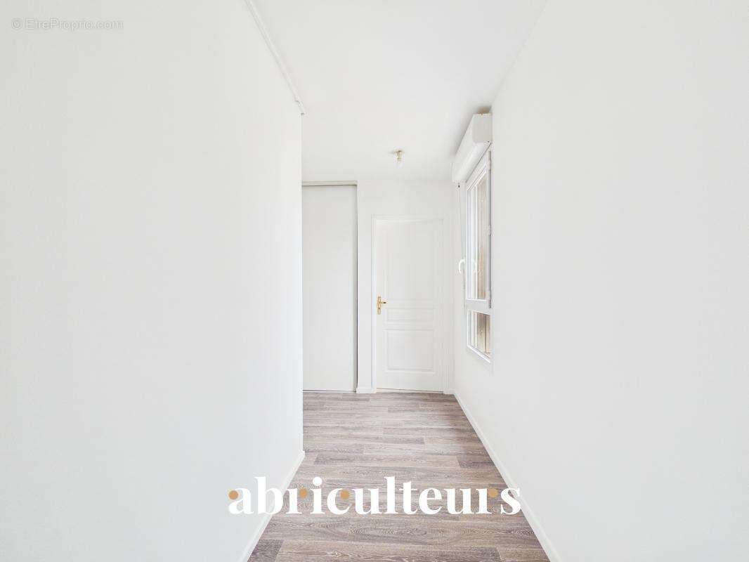Appartement T3 de 73 m² exposé plein Sud avec vue sur le bassin et le pigeonnier – Résidence de standing à Survilliers - photo 4