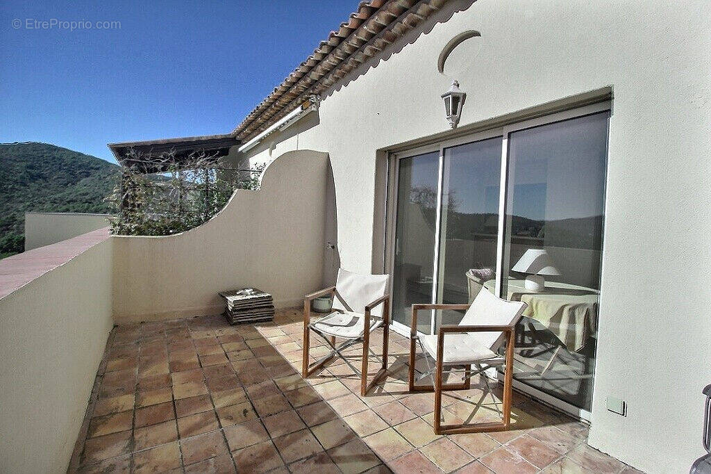 Appartement à ROQUEBRUNE-SUR-ARGENS