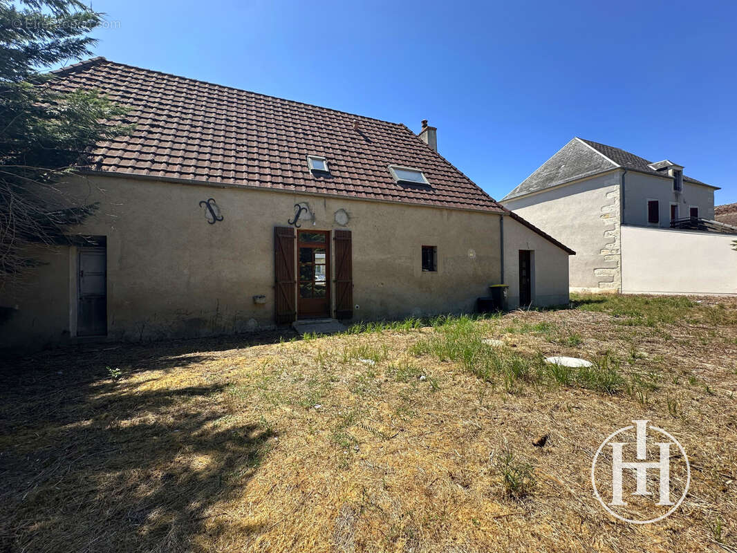 EXCLUSIVITÉ : Maison de village en pierre   Beau potentiel à 10 minutes des commodités - - photo 10