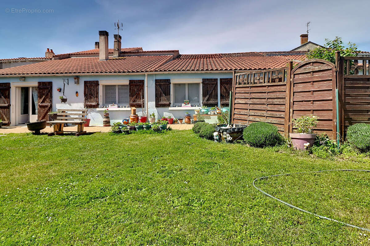 Maison familiale avec jardin 5 chambres - Plain-pied - Sainte-Soulle - photo 2
