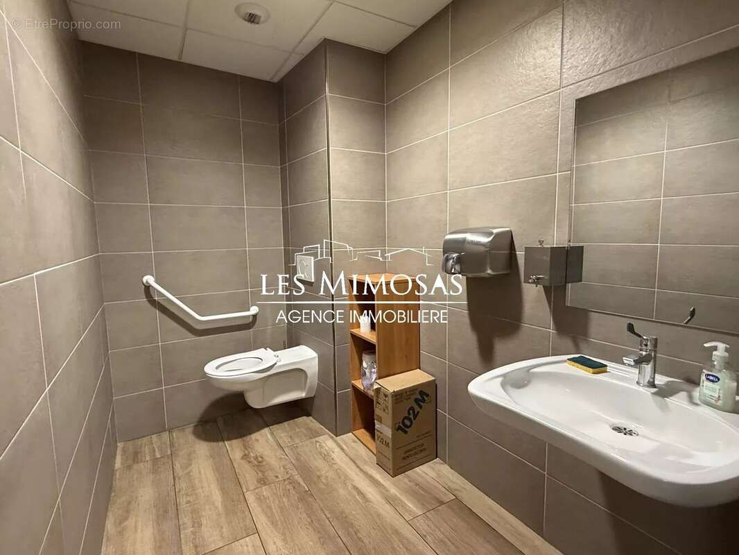 Commerce à ROQUEBRUNE-SUR-ARGENS