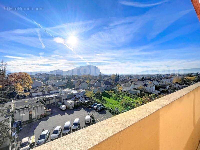 Appartement_T4_Transformé_en_T3_Annemasse_Genève_Ceva_tramway_Suisse_investissement_famille_lumineux_proche_commodité_Séjour_cuisine_séparée_équipée_chambre_salle_de_bains_balcon_vue_ - Appartement à ANNEMASSE