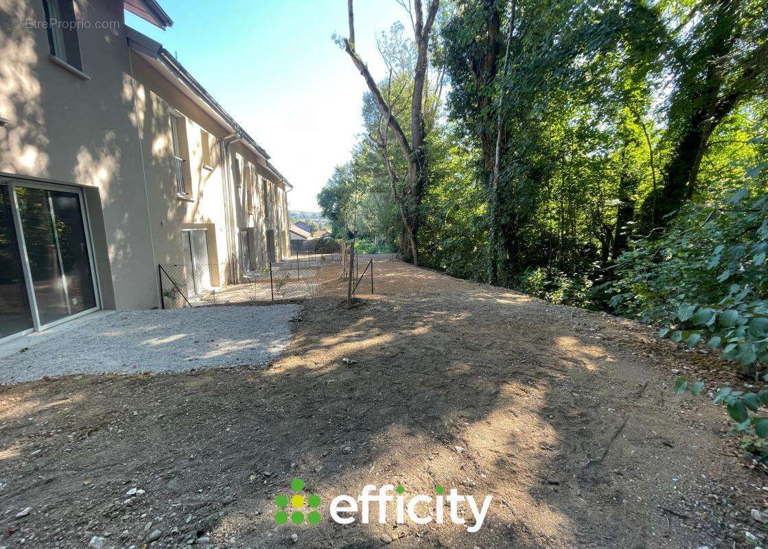 Maison à LA CHAPELLE-DE-LA-TOUR