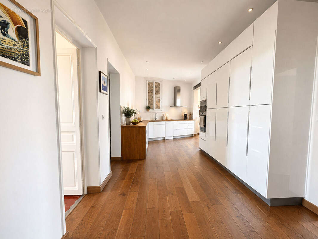 Marseille - Appartement de caractère de 139 m²  Vue mer & Place Jean Jaurès - photo 5