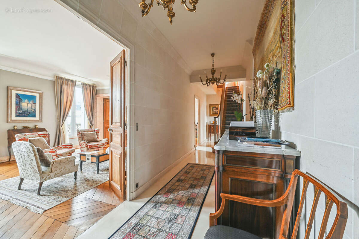 Appartement à PARIS-16E