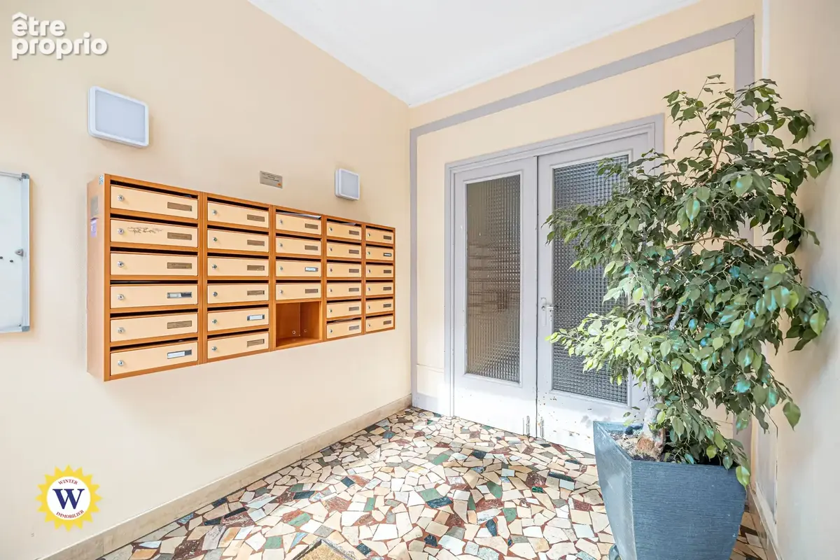Nice Centre – Studio lumineux en étage élevé avec balcon et vue dégagée - photo 9