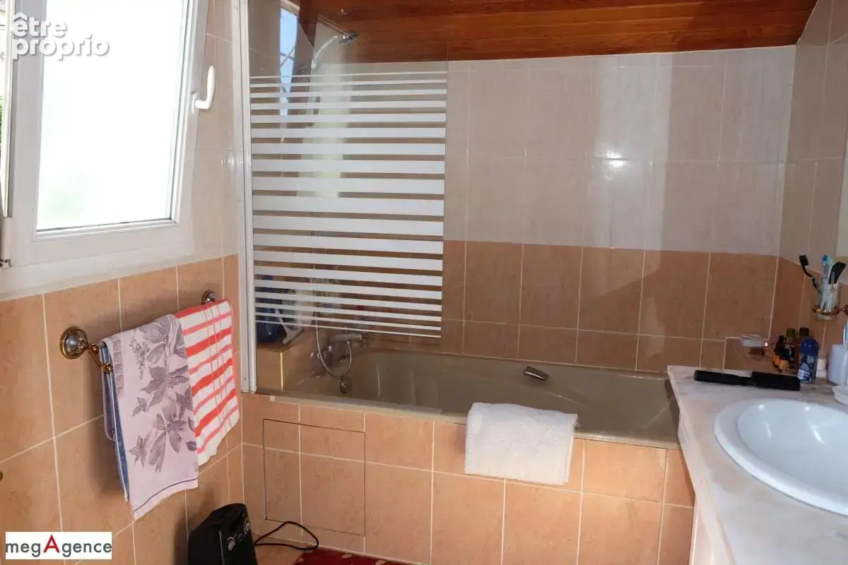 Maison en position dominante 5 chambres - 3 garages - photo 17