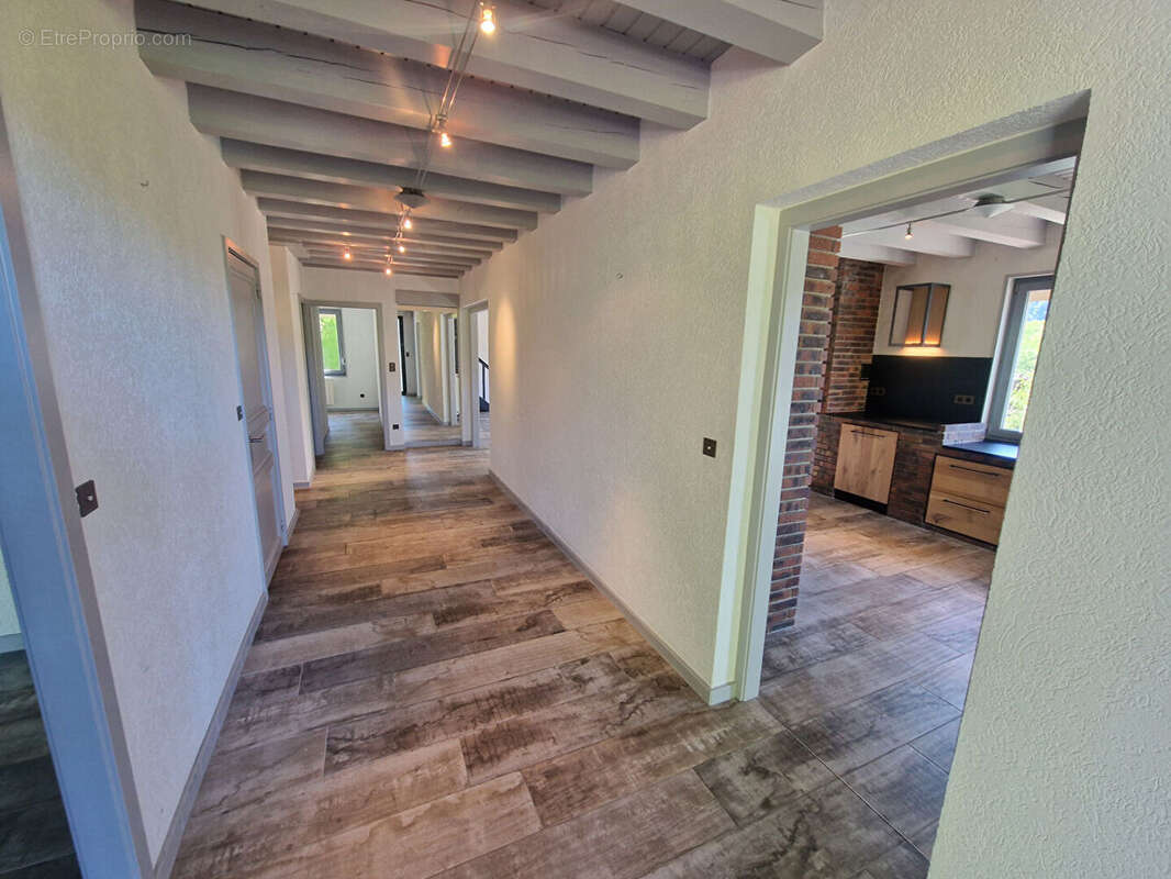 Maison La Cluse Et Mijoux 6 pièce(s) 218 m2 - photo 3