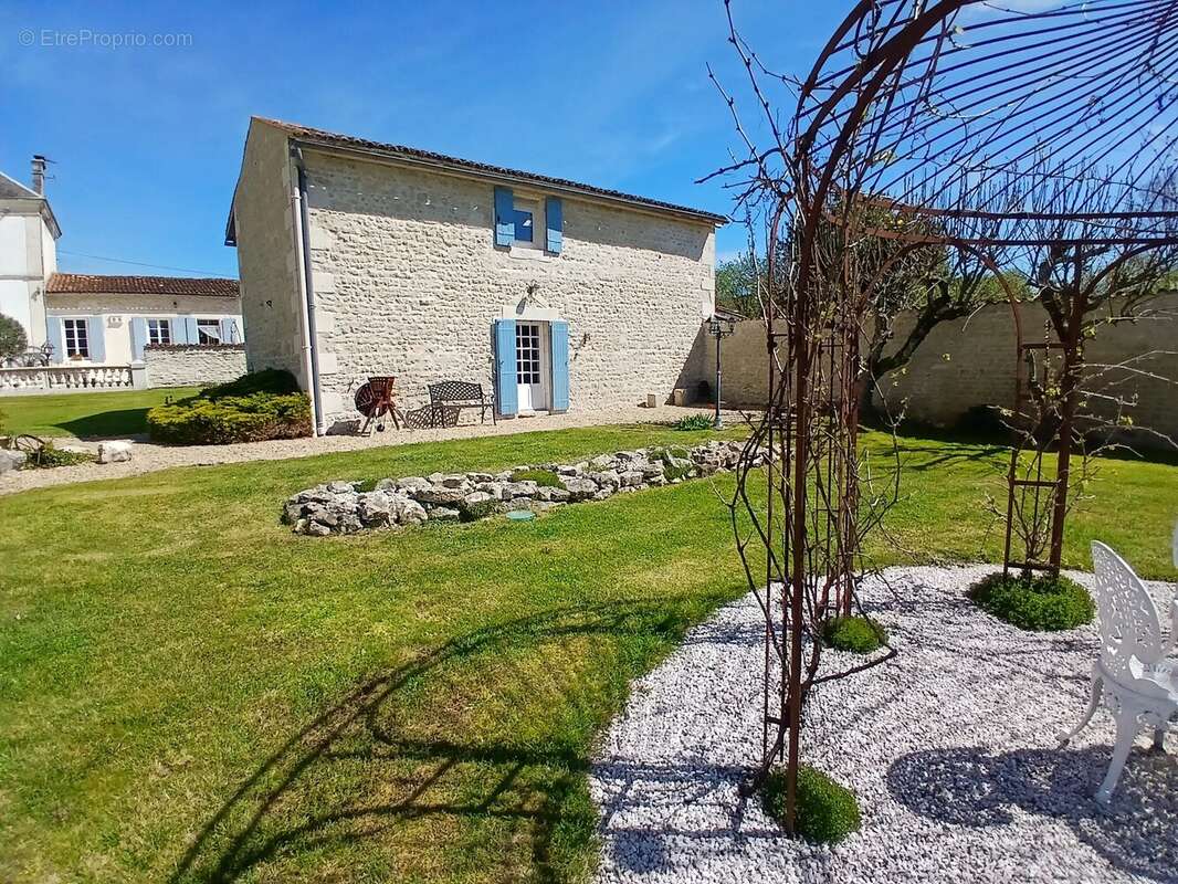 Maison à SAINT-JEAN-D'ANGELY