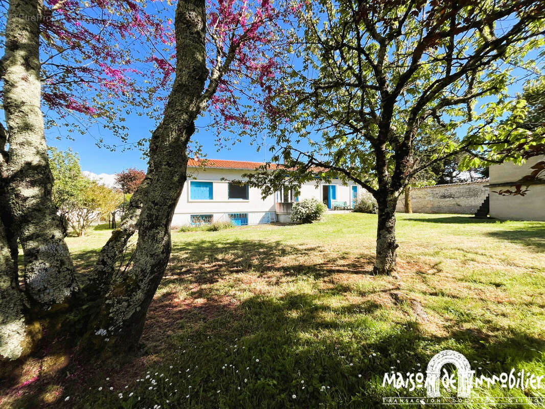 Maison en partie sur sous sol - 6 pieces - beau jardin - sud royan - photo 11