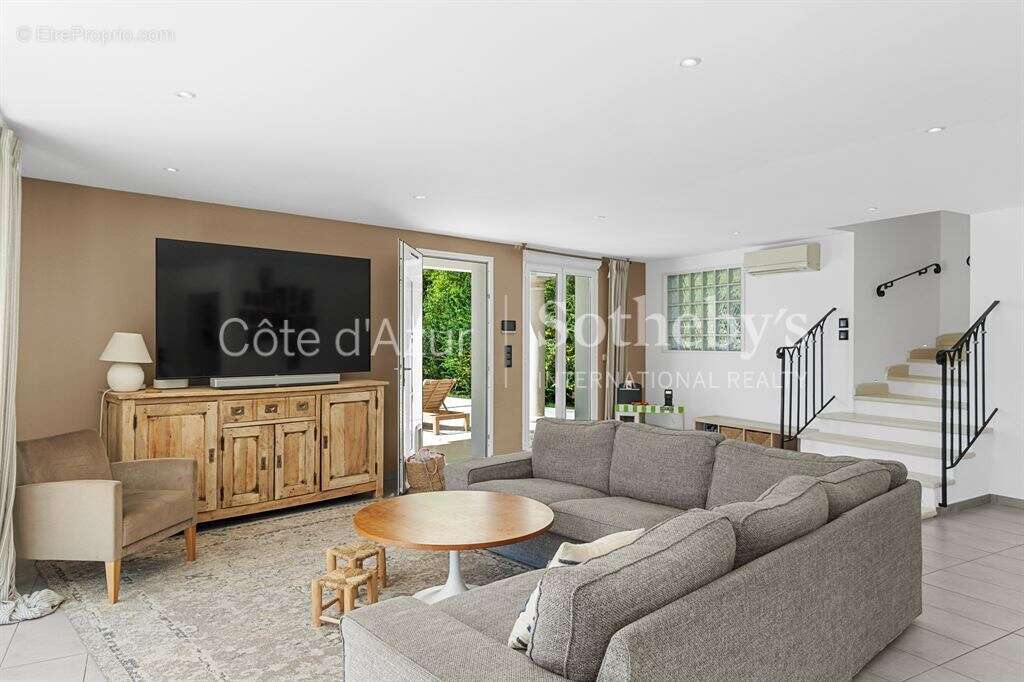 Maison à LA ROQUETTE-SUR-SIAGNE