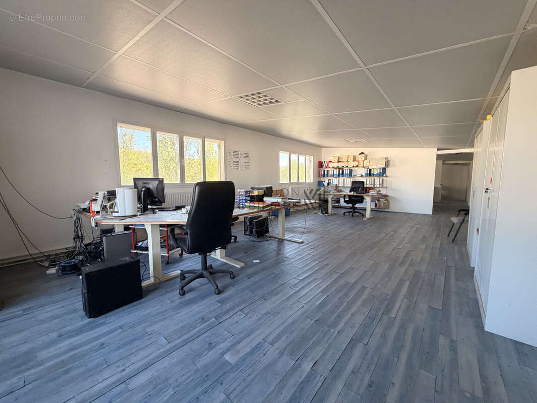 Local commercial auch de 2 600m2 - photo 9