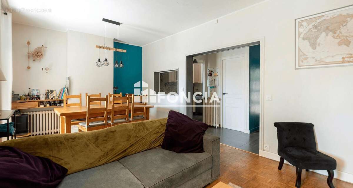 Coup de cœur assuré pour cette maison de ville au charme préservé, idéalement située proche gare et commodités - photo 2