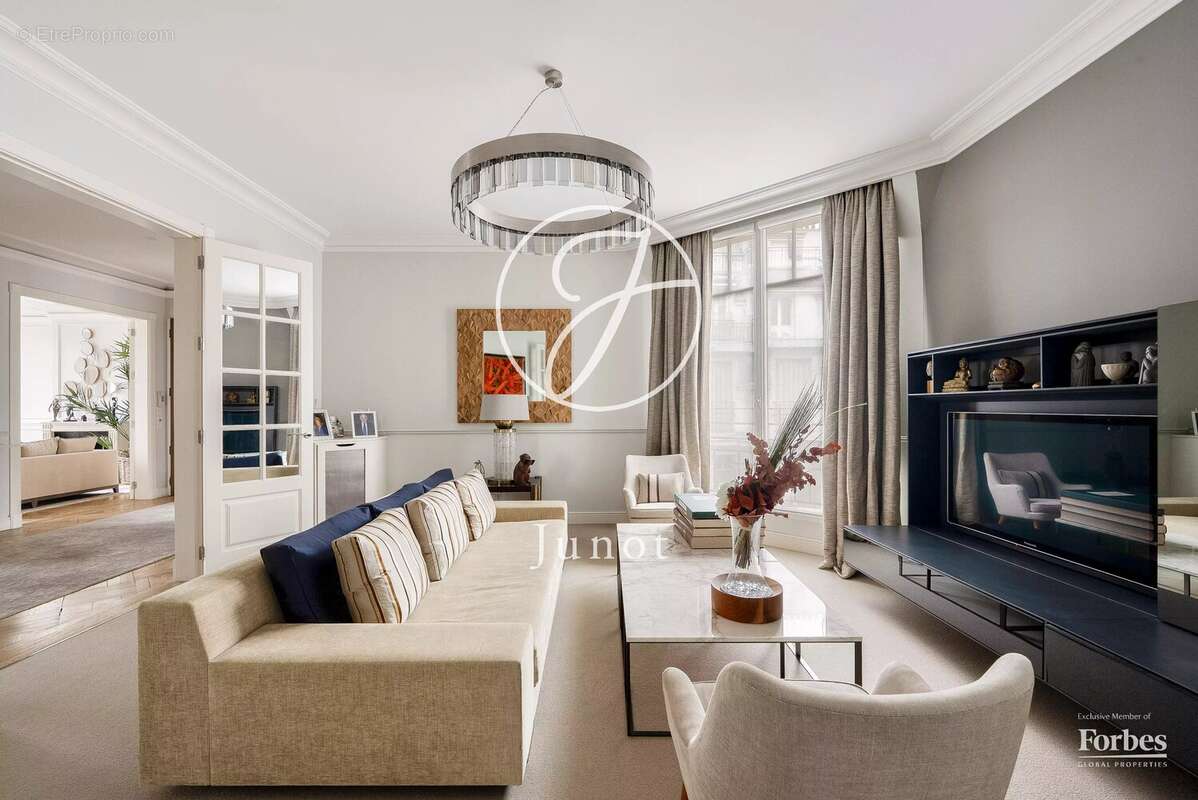 Appartement à PARIS-16E