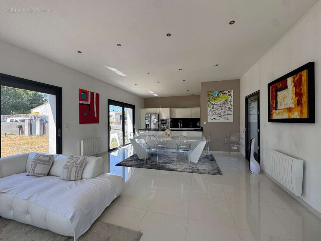 Maison familiale plain-pied: 3 chambres, terrain de 1 300 m², centre de Saint-Yzan-de-Soudiac - photo 5