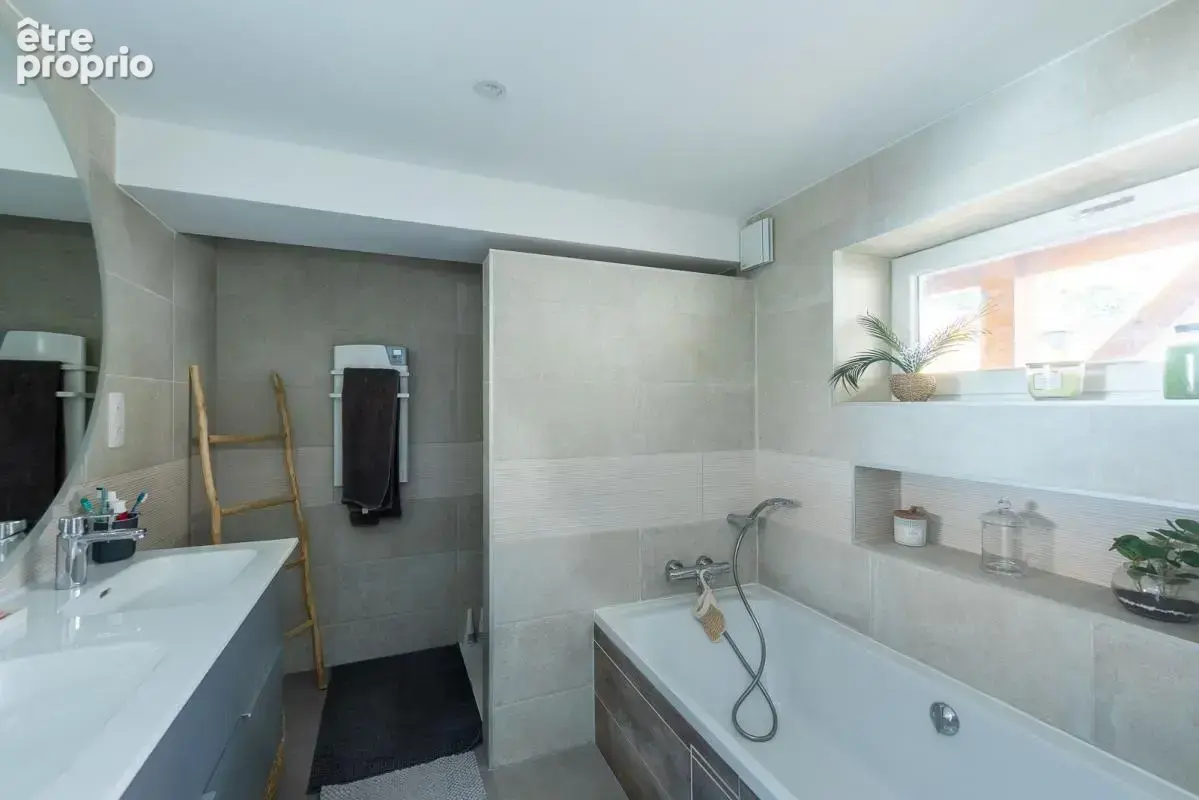 HURIGNY - Maison de village avec terrasses et piscine - photo 13
