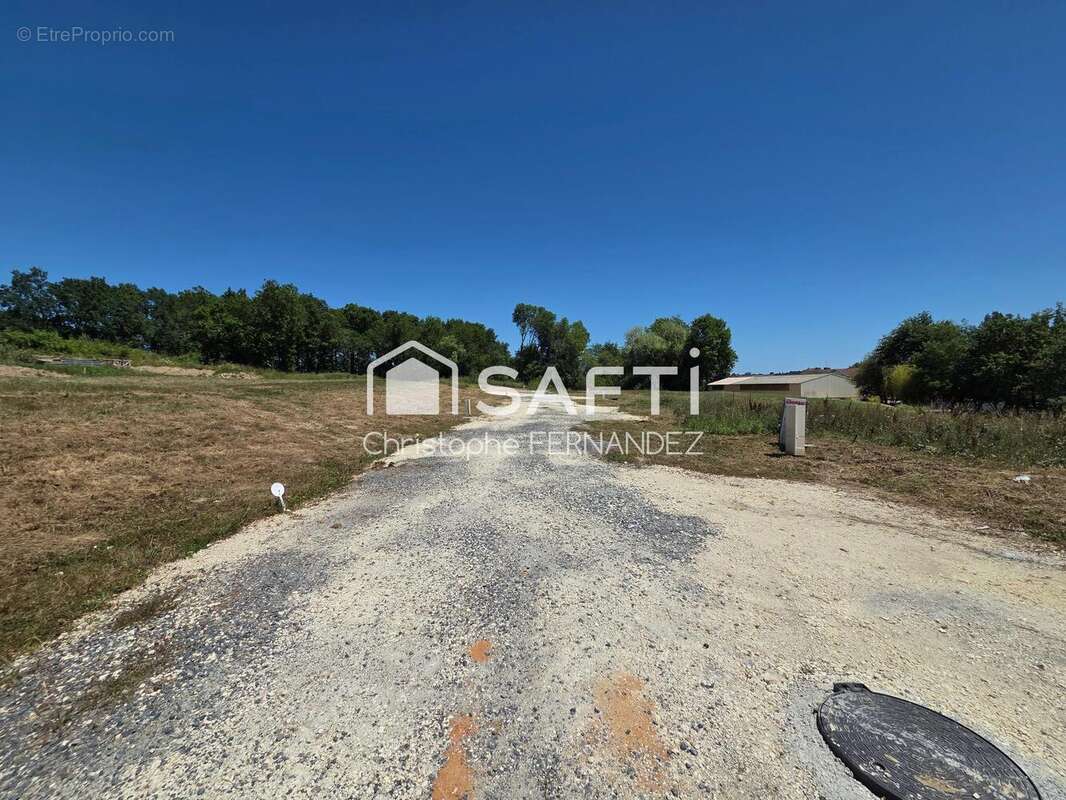Terrain 586 m² à Boisredon  - photo 4