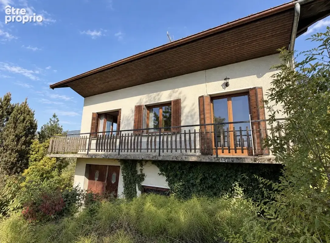 Maison familiale à rénover - 10 Pièces - 1 900 m2 de terrain - photo 2