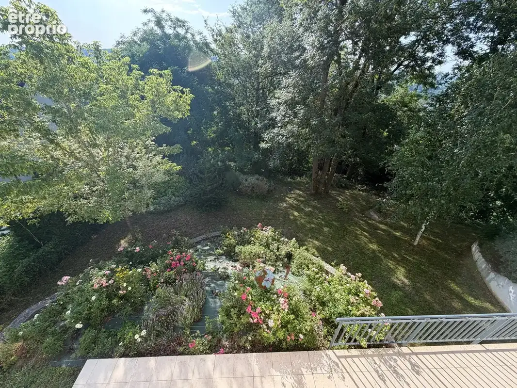 Très belle maison nichée dans la verdure, tout proche du centre. - photo 17