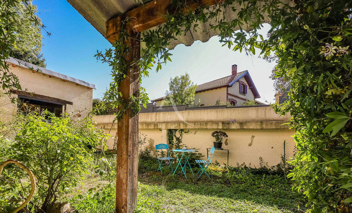Maison à CAHUZAC-SUR-VERE