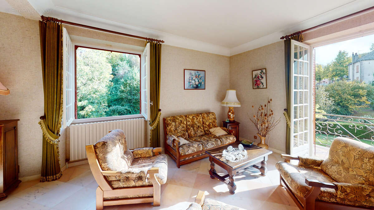 Maison à SALLES-CURAN