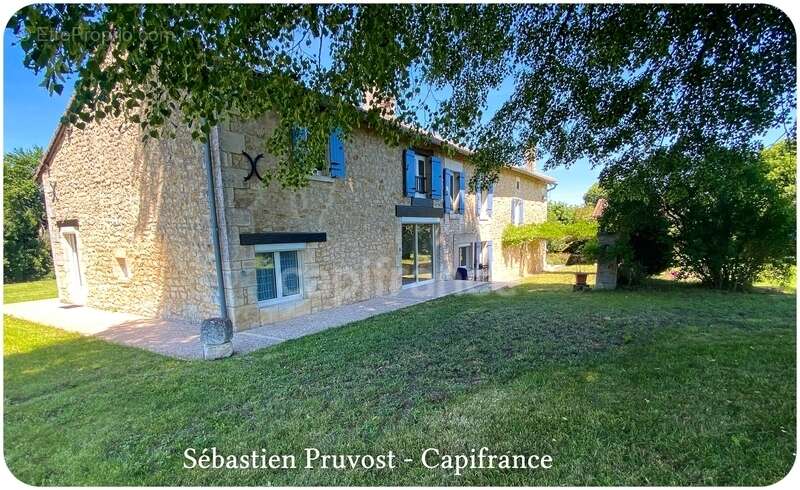 Maison à CHAMPAGNAC-DE-BELAIR