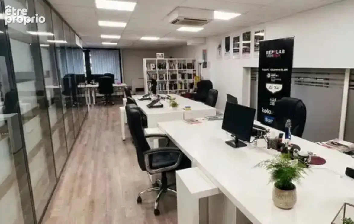 A vendre Bureaux de 236 m² au Pont de St Cloud - photo 2