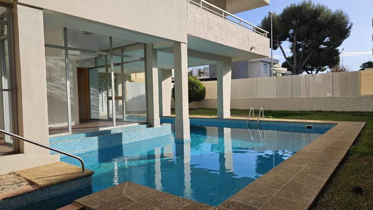 Appartement à SAINT-LAURENT-DU-VAR