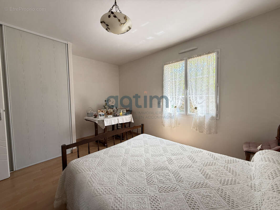 MONTAIGU, Centre, en lotissement: Maison de plain pied, 93m2 habitables, 2 chambres, garage, terrain clos - photo 12